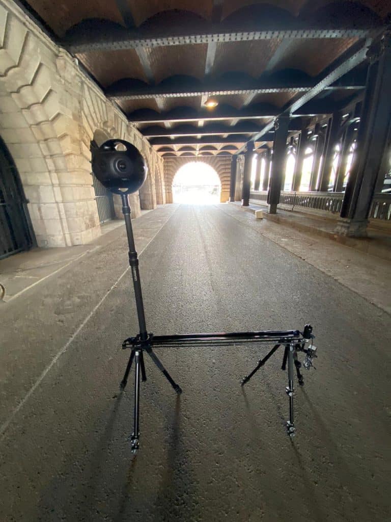 מצלמת 360 על סליידר ממונע במרחק נכון מהמסילות